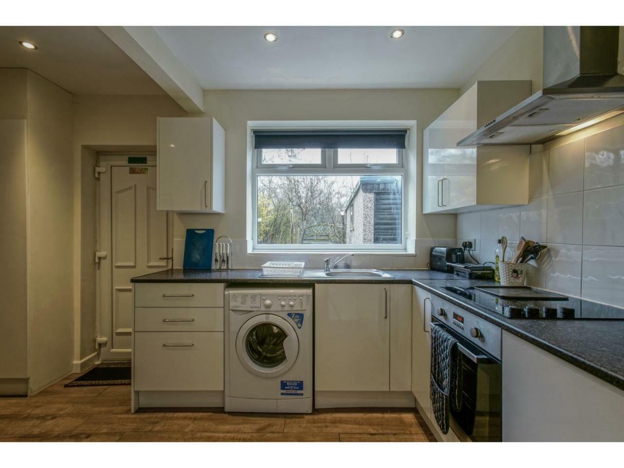 Spacious, Quiet Dwelling For Up To 6, Manchester Exterior photo
